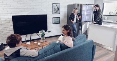 En Colombia, Samsung trajo el primer celular con cámara, la primera filmadora, la principal lavadora de carga frontal, además del primer televisor con pantalla plana.