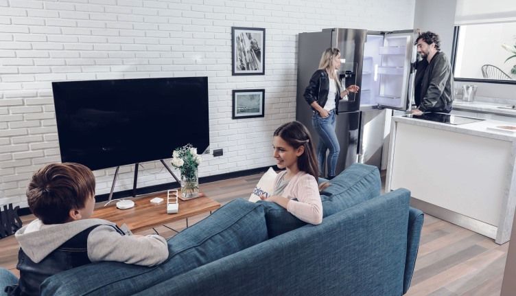 En Colombia, Samsung trajo el primer celular con cámara, la primera filmadora, la principal lavadora de carga frontal, además del primer televisor con pantalla plana.