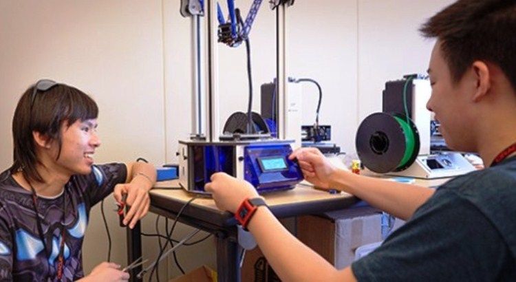 Design Tech High School (d.tech) es una escuela p&uacute;blica pionera de California donde estudiantes desarrollan habilidades de innovaci&oacute;n a trav&eacute;s de tecnolog&iacute;as sofisticadas para dise&ntilde;ar proyectos que transforman el mundo. 