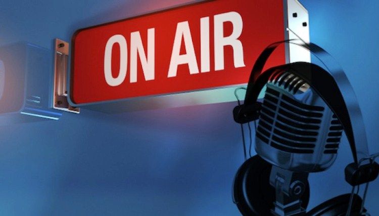 La radio online ha tenido que lograr la confluencia de nuevos formatos, contenidos, narrativas y lenguajes para llegar a sus propios públicos. Análisis de Alberto Sierra.