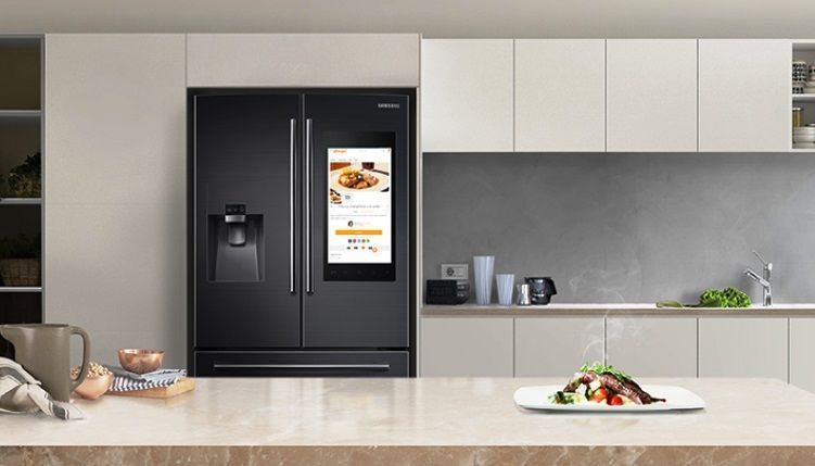 La Family Hub, que se conecta a internet, le permite saber qué alimentos hay dentro de su nevera desde cualquier lugar, recibir sugerencias de recetas y programar un menú semanal.