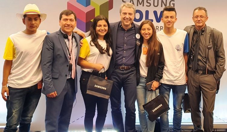 Darío Martinez, Profesor Adilson Barahona, Katherine Zamudio, Mario Laffitte vicepresidente de Marketing Corporativo de Samsung Ameríca Latina, Yuliana Timana, Donaldo Enriquez y Humberto Ortega director Colegio.