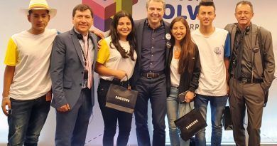 Darío Martinez, Profesor Adilson Barahona, Katherine Zamudio, Mario Laffitte vicepresidente de Marketing Corporativo de Samsung Ameríca Latina, Yuliana Timana, Donaldo Enriquez y Humberto Ortega director Colegio.