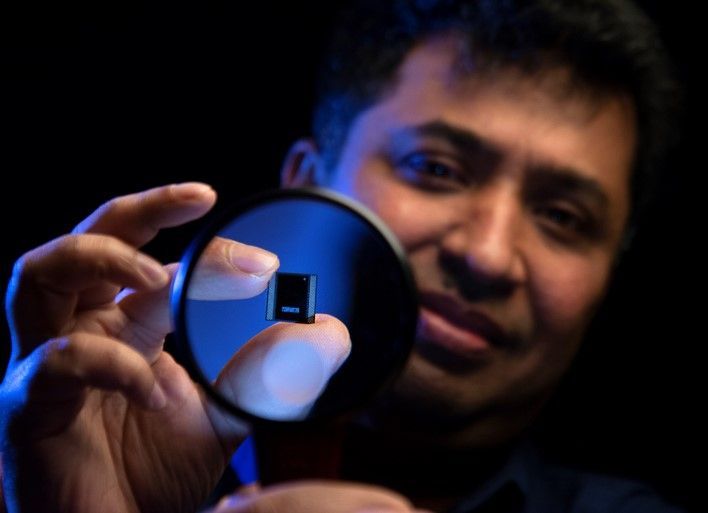 El chip Intel, del tama&ntilde;o de una u&ntilde;a, con tecnolog&iacute;a Foveros, es el primero de su tipo.