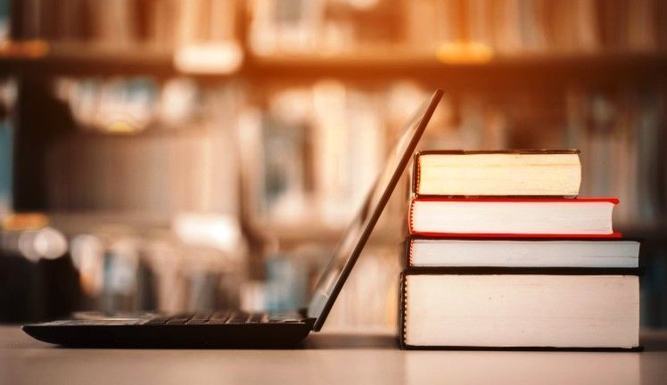 Las instituciones educativas en la &eacute;poca de COVID-19 har&iacute;an bien en considerar los beneficios de una biblioteca digital como una herramienta de aprendizaje combinado.