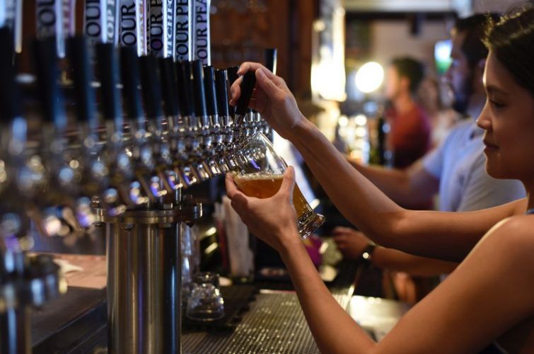 Bavaria y el Colectivo Colombiano de Cervecer&iacute;as Artesanales (COLCAS), gremio que agrupa a m&aacute;s de 150 emprendimientos, anuncian la primera fase de una iniciativa destinada a desarrollar el mercado artesanal y seguir construyendo cultura cervecera en el pa&iacute;s.