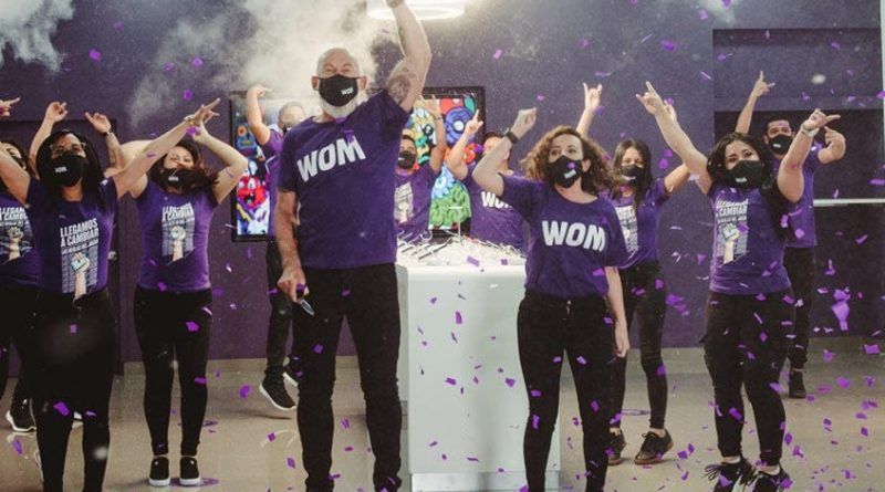 WOM Colombia cuenta con una política de Diversidad, Equidad e Inclusión con la que ha logrado que el 43% de sus colaboradoras actuales (2.300 WOMers) sean mujeres y en cuanto a posiciones de liderazgo, 50% de mujeres componen su equipo directivo.