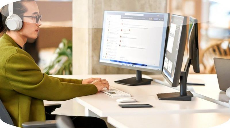Viva Sales funciona con el CRM del vendedor para automatizar el ingreso de datos y brinda a los vendedores inteligencia impulsada por IA en Microsoft 365 y Microsoft Teams.