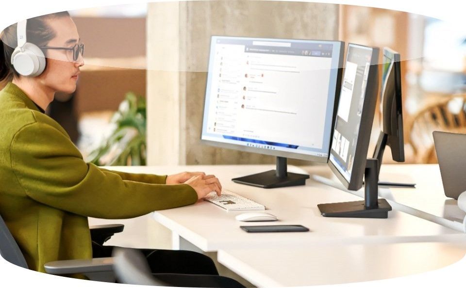 Viva Sales funciona con el CRM del vendedor para automatizar el ingreso de datos y brinda a los vendedores inteligencia impulsada por IA en Microsoft 365 y Microsoft Teams.