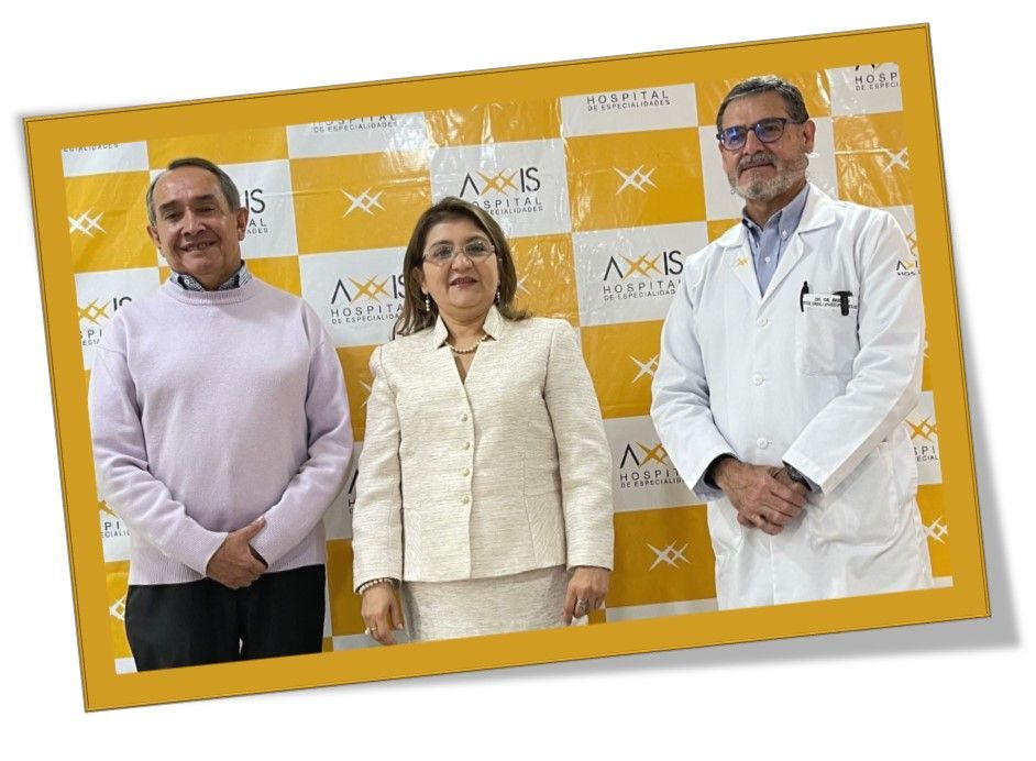 La compañía de software será la encargada de implementar tecnología colombiana a través de Hosvital HIS, solución especializada en el sector salud. De izquierda a derecha: Dr. Antonio Naranjo Paz y Miño, gerente general Hospifuturo; Cecilia Rovayo, gerente general Digital Ware Ecuador; Dr. Gil Bermeo Sevilla, director médico Axxis Hospital de Especialidades.