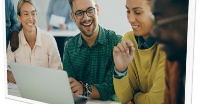 Las estrategias educativas tradicionales se centran en el conocimiento y las metodologías del maestro, mientras que el aprendizaje personalizado aumenta el control del alumno.