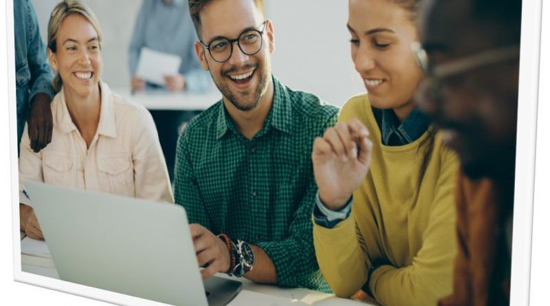 Las estrategias educativas tradicionales se centran en el conocimiento y las metodologías del maestro, mientras que el aprendizaje personalizado aumenta el control del alumno.