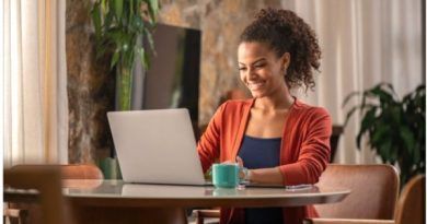 En el universo de la Economía Creativa, tenemos el creador de contenido y el emprendedor digital, que actúan como una evolución del influencer y transforman a su audiencia en clientes por medio de la rentabilización de los contenidos.