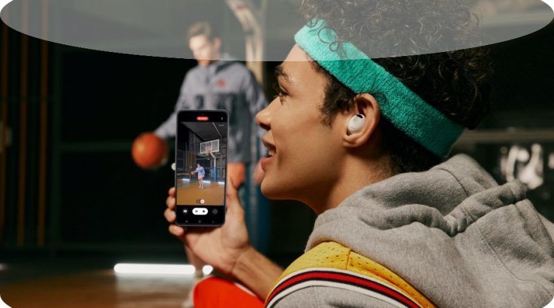La cámara se refuerza con grabación de audio 360, función que aporta sonido envolvente a los contenidos de video. Además, una actualización del controlador de cámara para acercar y alejar el zoom de forma remota fácilmente.