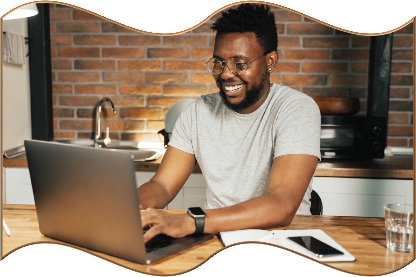 Crear centros de trabajo en la nube, modelos por suscripci&oacute;n y empoderarse de la adaptaci&oacute;n de sus propias necesidades tecnol&oacute;gicas, son algunas de las claves para consolidar organizaciones y equipos de trabajo efectivos y sin localizaci&oacute;n fija.