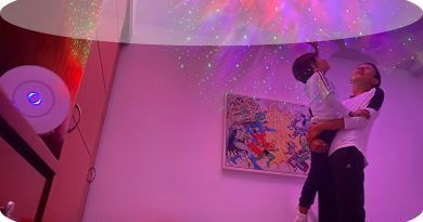 ¿Quieres sentirte como si estuvieras en el espacio desde la comodidad de tu hogar? ¡Conoce el proyector de galaxias inteligente Nébula, VTA+ 84860! Con efecto de luces nebulosas, proyección dinámica con rotación y luces de estrellas, crea una atmósfera relajante en tu cuarto de estudio, sala o habitación. Además, su base con pestañas te permite ajustarlo en tres diferentes posiciones.