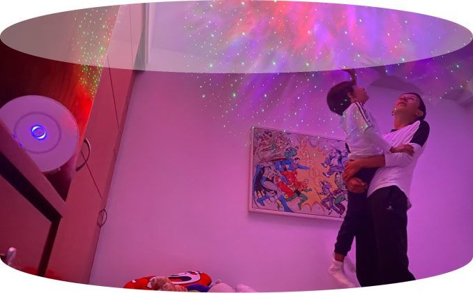 &iquest;Quieres sentirte como si estuvieras en el espacio desde la comodidad de tu hogar? &iexcl;Conoce el proyector de galaxias inteligente N&eacute;bula, VTA+ 84860! Con efecto de luces nebulosas, proyecci&oacute;n din&aacute;mica con rotaci&oacute;n y luces de estrellas, crea una atm&oacute;sfera relajante en tu cuarto de estudio, sala o habitaci&oacute;n. Adem&aacute;s, su base con pesta&ntilde;as te permite ajustarlo en tres diferentes posiciones.