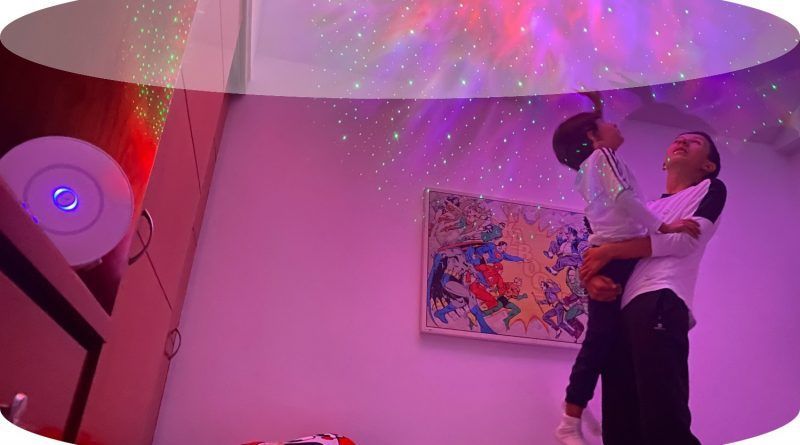 ¿Quieres sentirte como si estuvieras en el espacio desde la comodidad de tu hogar? ¡Conoce el proyector de galaxias inteligente Nébula, VTA+ 84860! Con efecto de luces nebulosas, proyección dinámica con rotación y luces de estrellas, crea una atmósfera relajante en tu cuarto de estudio, sala o habitación. Además, su base con pestañas te permite ajustarlo en tres diferentes posiciones.