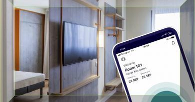 Sofitel Barú Calablanca Beach Resort entró a la era digital y se convirtió en el primer hotel, en Colombia y en Suramérica de la marca Sofitel, en implementar el sistema Accor Key en el 100% de sus habitaciones. Con esta innovadora solución inteligente, se puede abrir la puerta de la habitación solo con el celular. Barú. El proyecto de Accor es un paso más que confirma el interés de innovar e invertir en soluciones tecnológicas para brindar la mejor experiencia a sus huéspedes. De acuerdo a Gustavo Mercado, IT Director de Sofitel Barú Calablanca Beach resort: “La adaptación de este nuevo sistema busca traer una alternativa para la apertura de la cerradura de puertas que sea más sostenible, dejando el uso de llaves físicas o plásticas. También buscamos que nuestros huéspedes tengan más beneficios y una experiencia durante su estadía con estas herramientas tecnológicas más eficientes, fáciles de utilizar y seguras”. Accor Key nació en 2021 como una estrategia para dar al huésped un beneficio en su viaje evitando el contacto en sus instalaciones, luego de finalizar la pandemia. De otra parte, este sistema refuerza el compromiso de Accor frente a su proyecto de sostenibilidad Planet 21. Accor Key se hizo en asociación con la empresa STAYmyway. Faustino Fernández, fundador y director ejecutivo de esta compañía comentó que: “Un estudio reciente de Deloitte muestra que es más probable que el 60 % de los viajeros se hospede en un hotel que permita el registro sin contacto y la capacidad de usar un teléfono inteligente como llave de la habitación; el 16 % incluso dice que es un debe tener”. Luego del éxito en la implementación del piloto en América del Norte, Europa y Asia, se está iniciando el proceso en todos los nuevos hoteles Accor y se extenderá a las propiedades existentes con el objetivo de equipar al menos el 50% de habitaciones de toda la red en los próximos cinco años. Cómo funciona. Accor Key es una nueva alternativa de entrada a las habitaciones, utilizando su teléfono celular inteligente para abrir la cerradura a través del protocolo de comunicaciones Bluetooth. Al momento de realizar la reserva, el cliente recibe en su correo electrónico la llave digital de su habitación que podrá descargar en la aplicación Accor Key y un sencillo instructivo de uso de tres enunciados. Esta llave se activa al momento del Check In del huésped, permitiendo acceso al piso y a las habitaciones; una vez que salga del hotel, la llave móvil se desactivará automáticamente. Este sistema cuenta con un protocolo de seguridad muy avanzado, en donde cada llave es única, no se puede compartir y solo le funciona al huésped que está registrado. Si la reserva es para más de dos personas, cada una de ellas tendrá su propia llave en su celular. De esta manera Sofitel Barú Calablanca Beach Resort se convierte en el primer hotel en Colombia en tener el 100% de sus habitaciones con esta nueva tecnología inteligente.
