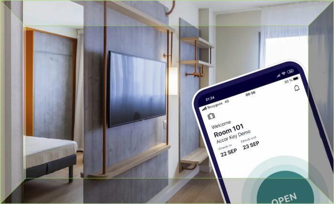 Sofitel Bar&uacute; Calablanca Beach Resort entr&oacute; a la era digital y se convirti&oacute; en el primer hotel, en Colombia y en Suram&eacute;rica de la marca Sofitel, en implementar el sistema Accor Key en el 100% de sus habitaciones. Con esta innovadora soluci&oacute;n inteligente, se puede abrir la puerta de la habitaci&oacute;n solo con el celular. Bar&uacute;. El proyecto de Accor es un paso m&aacute;s que confirma el inter&eacute;s de innovar e invertir en soluciones tecnol&oacute;gicas para brindar la mejor experiencia a sus hu&eacute;spedes. De acuerdo a Gustavo Mercado, IT Director de Sofitel Bar&uacute; Calablanca Beach resort: &ldquo;La adaptaci&oacute;n de este nuevo sistema busca traer una alternativa para la apertura de la cerradura de puertas que sea m&aacute;s sostenible, dejando el uso de llaves f&iacute;sicas o pl&aacute;sticas. Tambi&eacute;n buscamos que nuestros hu&eacute;spedes tengan m&aacute;s beneficios y una experiencia durante su estad&iacute;a con estas herramientas tecnol&oacute;gicas m&aacute;s eficientes, f&aacute;ciles de utilizar y seguras&rdquo;. Accor Key naci&oacute; en 2021 como una estrategia para dar al hu&eacute;sped un beneficio en su viaje evitando el contacto en sus instalaciones, luego de finalizar la pandemia. De otra parte, este sistema refuerza el compromiso de Accor frente a su proyecto de sostenibilidad Planet 21. Accor Key se hizo en asociaci&oacute;n con la empresa STAYmyway. Faustino Fern&aacute;ndez, fundador y director ejecutivo de esta compa&ntilde;&iacute;a coment&oacute; que: &ldquo;Un estudio reciente de Deloitte muestra que es m&aacute;s probable que el 60 % de los viajeros se hospede en un hotel que permita el registro sin contacto y la capacidad de usar un tel&eacute;fono inteligente como llave de la habitaci&oacute;n; el 16 % incluso dice que es un debe tener&rdquo;. Luego del &eacute;xito en la implementaci&oacute;n del piloto en Am&eacute;rica del Norte, Europa y Asia, se est&aacute; iniciando el proceso en todos los nuevos hoteles Accor y se extender&aacute; a las propiedades existentes con el objetivo de equipar al menos el 50% de habitaciones de toda la red en los pr&oacute;ximos cinco a&ntilde;os. C&oacute;mo funciona. Accor Key es una nueva alternativa de entrada a las habitaciones, utilizando su tel&eacute;fono celular inteligente para abrir la cerradura a trav&eacute;s del protocolo de comunicaciones Bluetooth. Al momento de realizar la reserva, el cliente recibe en su correo electr&oacute;nico la llave digital de su habitaci&oacute;n que podr&aacute; descargar en la aplicaci&oacute;n Accor Key y un sencillo instructivo de uso de tres enunciados. Esta llave se activa al momento del Check In del hu&eacute;sped, permitiendo acceso al piso y a las habitaciones; una vez que salga del hotel, la llave m&oacute;vil se desactivar&aacute; autom&aacute;ticamente. Este sistema cuenta con un protocolo de seguridad muy avanzado, en donde cada llave es &uacute;nica, no se puede compartir y solo le funciona al hu&eacute;sped que est&aacute; registrado. Si la reserva es para m&aacute;s de dos personas, cada una de ellas tendr&aacute; su propia llave en su celular. De esta manera Sofitel Bar&uacute; Calablanca Beach Resort se convierte en el primer hotel en Colombia en tener el 100% de sus habitaciones con esta nueva tecnolog&iacute;a inteligente.