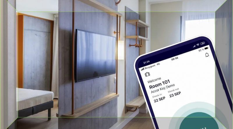 Sofitel Barú Calablanca Beach Resort entró a la era digital y se convirtió en el primer hotel, en Colombia y en Suramérica de la marca Sofitel, en implementar el sistema Accor Key en el 100% de sus habitaciones. Con esta innovadora solución inteligente, se puede abrir la puerta de la habitación solo con el celular. Barú. El proyecto de Accor es un paso más que confirma el interés de innovar e invertir en soluciones tecnológicas para brindar la mejor experiencia a sus huéspedes. De acuerdo a Gustavo Mercado, IT Director de Sofitel Barú Calablanca Beach resort: “La adaptación de este nuevo sistema busca traer una alternativa para la apertura de la cerradura de puertas que sea más sostenible, dejando el uso de llaves físicas o plásticas. También buscamos que nuestros huéspedes tengan más beneficios y una experiencia durante su estadía con estas herramientas tecnológicas más eficientes, fáciles de utilizar y seguras”. Accor Key nació en 2021 como una estrategia para dar al huésped un beneficio en su viaje evitando el contacto en sus instalaciones, luego de finalizar la pandemia. De otra parte, este sistema refuerza el compromiso de Accor frente a su proyecto de sostenibilidad Planet 21. Accor Key se hizo en asociación con la empresa STAYmyway. Faustino Fernández, fundador y director ejecutivo de esta compañía comentó que: “Un estudio reciente de Deloitte muestra que es más probable que el 60 % de los viajeros se hospede en un hotel que permita el registro sin contacto y la capacidad de usar un teléfono inteligente como llave de la habitación; el 16 % incluso dice que es un debe tener”. Luego del éxito en la implementación del piloto en América del Norte, Europa y Asia, se está iniciando el proceso en todos los nuevos hoteles Accor y se extenderá a las propiedades existentes con el objetivo de equipar al menos el 50% de habitaciones de toda la red en los próximos cinco años. Cómo funciona. Accor Key es una nueva alternativa de entrada a las habitaciones, utilizando su teléfono celular inteligente para abrir la cerradura a través del protocolo de comunicaciones Bluetooth. Al momento de realizar la reserva, el cliente recibe en su correo electrónico la llave digital de su habitación que podrá descargar en la aplicación Accor Key y un sencillo instructivo de uso de tres enunciados. Esta llave se activa al momento del Check In del huésped, permitiendo acceso al piso y a las habitaciones; una vez que salga del hotel, la llave móvil se desactivará automáticamente. Este sistema cuenta con un protocolo de seguridad muy avanzado, en donde cada llave es única, no se puede compartir y solo le funciona al huésped que está registrado. Si la reserva es para más de dos personas, cada una de ellas tendrá su propia llave en su celular. De esta manera Sofitel Barú Calablanca Beach Resort se convierte en el primer hotel en Colombia en tener el 100% de sus habitaciones con esta nueva tecnología inteligente.