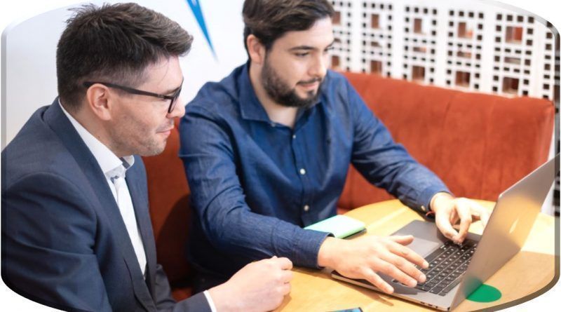 Se dice, que es el momento más importante en la vida laboral de una persona, ya que la primera experiencia laboral nunca se olvida porque marcará el comienzo del camino que se quiera tomar en su carrera profesional.