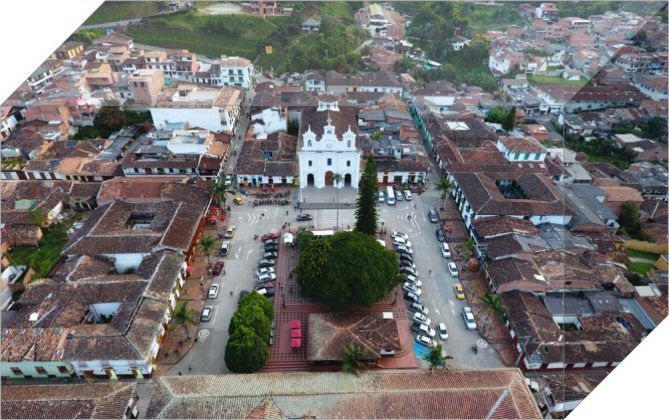 A trav&eacute;s de 60 kil&oacute;metros de fibra &oacute;ptica instalados a lo largo del territorio en el municipio de El Retiro (Antioquia, Colombia), m&aacute;s de 2.600 estudiantes pueden acceder a Internet como herramienta de consulta para sus estudios y mecanismos de investigaci&oacute;n.