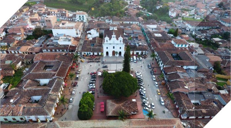 A través de 60 kilómetros de fibra óptica instalados a lo largo del territorio en el municipio de El Retiro (Antioquia, Colombia), más de 2.600 estudiantes pueden acceder a Internet como herramienta de consulta para sus estudios y mecanismos de investigación.