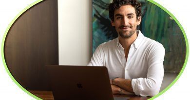 Según datos del portal de empleo Glassdoor, un analista de datos puede ganar hasta un salario base promedio anual de 67,179 USD, mientras que un ingeniero de software puede llegar a 90,390 USD.