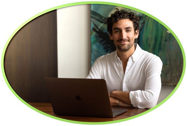 Seg&uacute;n datos del portal de empleo Glassdoor, un analista de datos puede ganar hasta un salario base promedio anual de 67,179 USD, mientras que un ingeniero de software puede llegar a 90,390 USD.