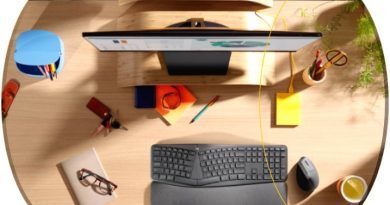 De acuerdo con un estudio de Logitech, el 58% de las personas que actualmente trabajan desde casa tienen que sentarse en una posición incómoda para poder estar frente a la cámara durante las reuniones de video, y un 69% presenta molestias físicas recurrentes.