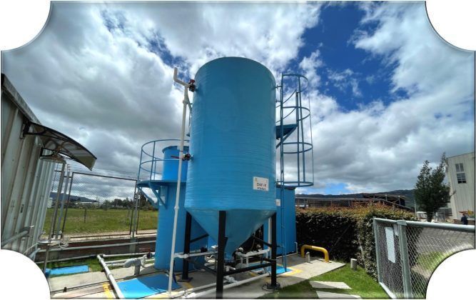 En asocio con la Facultad de Ingeniería Ambiental de la Universidad Libre de Colombia, esta nueva técnica garantiza la eliminación en un 90% de las trazas de compuestos químicos en el agua residual después de la transformación de algunos tipos de medicamentos.