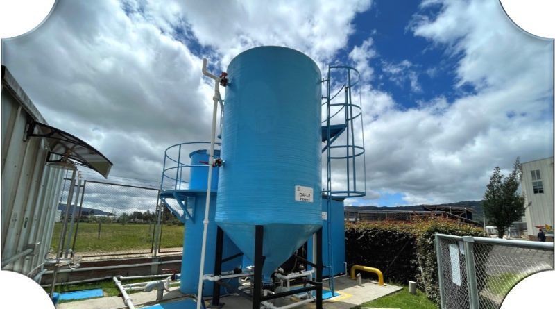 En asocio con la Facultad de Ingeniería Ambiental de la Universidad Libre de Colombia, esta nueva técnica garantiza la eliminación en un 90% de las trazas de compuestos químicos en el agua residual después de la transformación de algunos tipos de medicamentos.