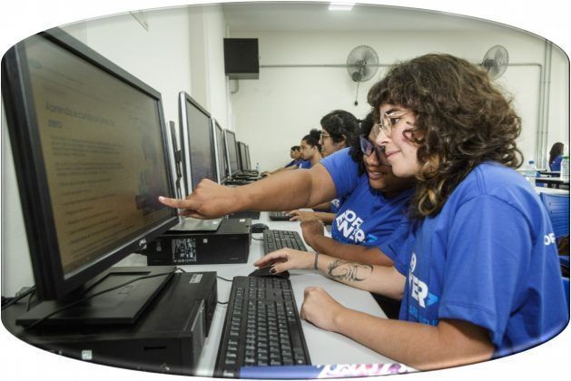 Ford Fund, el brazo filantr&oacute;pico de Ford Motor Company, y la Fundaci&oacute;n Forge, se unieron para capacitar a j&oacute;venes colombianos en programaci&oacute;n y empoderarlos frente el mercado de la tecnolog&iacute;a.