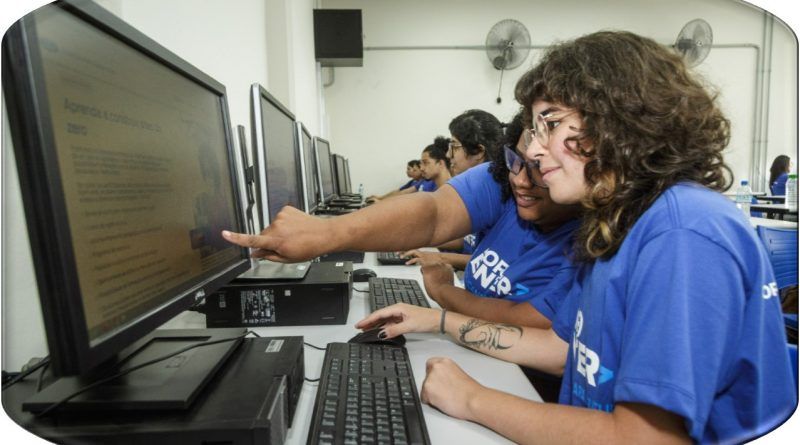 Ford Fund, el brazo filantrópico de Ford Motor Company, y la Fundación Forge, se unieron para capacitar a jóvenes colombianos en programación y empoderarlos frente el mercado de la tecnología.