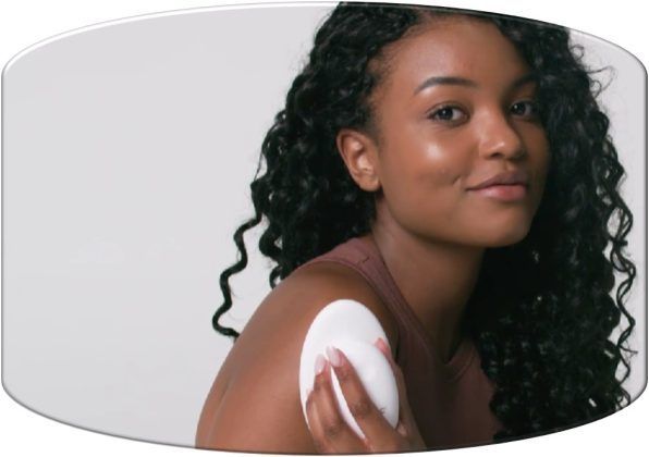 Diseñado para abordar no solo aspectos estéticos, sino también para respaldar la salud, este dispositivo utiliza una avanzada tecnología de microcorriente adaptativa que se ajusta dinámicamente a la conductividad de la piel.