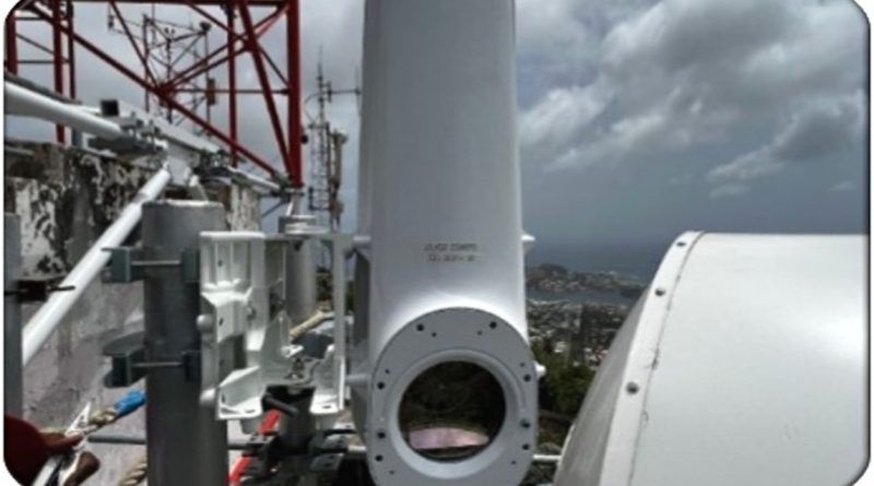 Taara, un proyecto de X (antes conocido como Google X), aportó una solución innovadora que utiliza haces de luz invisibles transmitidos por el aire para proporcionar conexión de banda ancha entre nodos de telecomunicaciones.