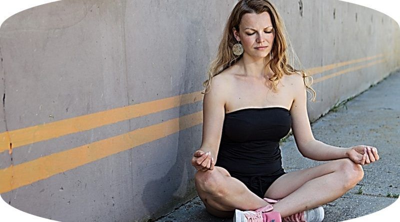 La meditación urbana es la práctica inserta en el diario vivir, la que no exige una intervención (inicial), de toda la rutina laboral o personal, sino que consiste en darse unos minutos para poner atención plena a mi cuerpo, a mi conversación, a mi manera de reaccionar, y a otros.