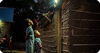 Las organizaciones Fundación Signify y Tierra Grata han sumado esfuerzos para llevarle luz y oportunidades a poblaciones vulnerables de Colombia ubicadas en los departamentos de Bolívar, Valle del Cauca y La Guajira, brindándoles acceso a iluminación y permitiendo que tengan un mejor desarrollo social.