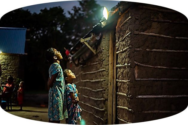 Las organizaciones Fundaci&oacute;n Signify y Tierra Grata han sumado esfuerzos para llevarle luz y oportunidades a poblaciones vulnerables de Colombia ubicadas en los departamentos de Bol&iacute;var, Valle del Cauca y La Guajira, brind&aacute;ndoles acceso a iluminaci&oacute;n y permitiendo que tengan un mejor desarrollo social. 