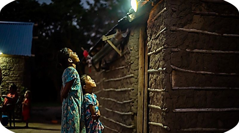 Las organizaciones Fundación Signify y Tierra Grata han sumado esfuerzos para llevarle luz y oportunidades a poblaciones vulnerables de Colombia ubicadas en los departamentos de Bolívar, Valle del Cauca y La Guajira, brindándoles acceso a iluminación y permitiendo que tengan un mejor desarrollo social.
