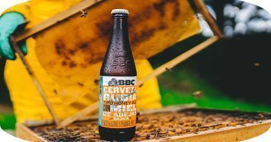 Desde 2009, Cajicá Miel de BBC, combina maestría cervecera con la dulzura natural de la miel. Por su excelencia, ha sido galardonada con 19 premios a nivel nacional e internacional, destacándose como una insignia en el mundo cervecero.