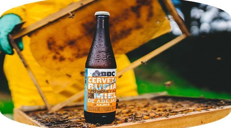 Desde 2009, Cajicá Miel de BBC, combina maestría cervecera con la dulzura natural de la miel. Por su excelencia, ha sido galardonada con 19 premios a nivel nacional e internacional, destacándose como una insignia en el mundo cervecero.