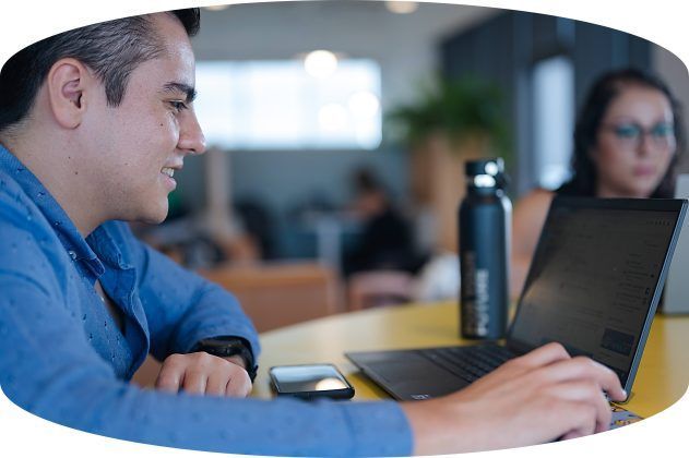 Seg&uacute;n la plataforma de conexi&oacute;n laboral, Hireline, existen alrededor de 1.2 millones de desarrolladores en Am&eacute;rica Latina. El 50 % est&aacute; en Brasil, seguido de M&eacute;xico, Argentina y Colombia, lo que convierte esta regi&oacute;n en la segunda a nivel mundial con la mayor cantidad de desarrolladores por a&ntilde;o.