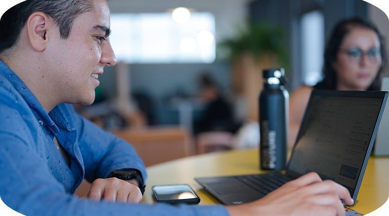 Según la plataforma de conexión laboral, Hireline, existen alrededor de 1.2 millones de desarrolladores en América Latina. El 50 % está en Brasil, seguido de México, Argentina y Colombia, lo que convierte esta región en la segunda a nivel mundial con la mayor cantidad de desarrolladores por año.
