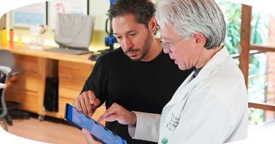 Esta plataforma busca facilitar la comunicación y consultoría entre médicos de diversas especialidades y asegurar la confidencialidad de la información de los pacientes.