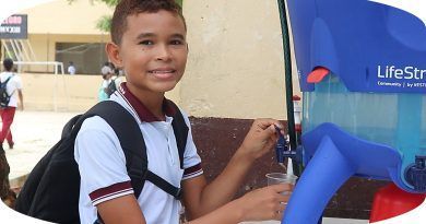 P&G y World Vision entregaron más de 120 filtros de agua a la comunidad de San Onofre, Sucre, en el marco del proyecto Agua Limpia para los Niños, lo que permite el acceso a agua potable.