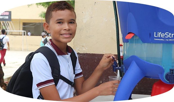 P&G y World Vision entregaron m&aacute;s de 120 filtros de agua a la comunidad de San Onofre, Sucre, en el marco del proyecto Agua Limpia para los Ni&ntilde;os, lo que permite el acceso a agua potable. 