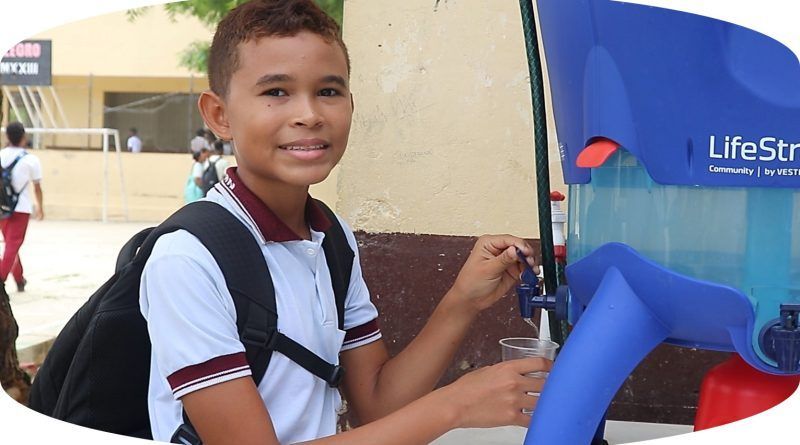 P&G y World Vision entregaron más de 120 filtros de agua a la comunidad de San Onofre, Sucre, en el marco del proyecto Agua Limpia para los Niños, lo que permite el acceso a agua potable.