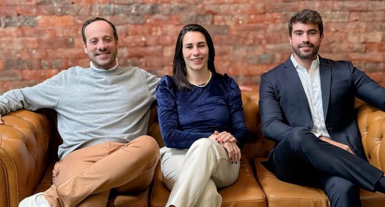 Arthur Silva, Fundador de Zest; Maria Noel Hernandez, Directora de Wealth Management en Zest Group: Rafael Pino, jefe de Servicios Patrimoniales de XP.